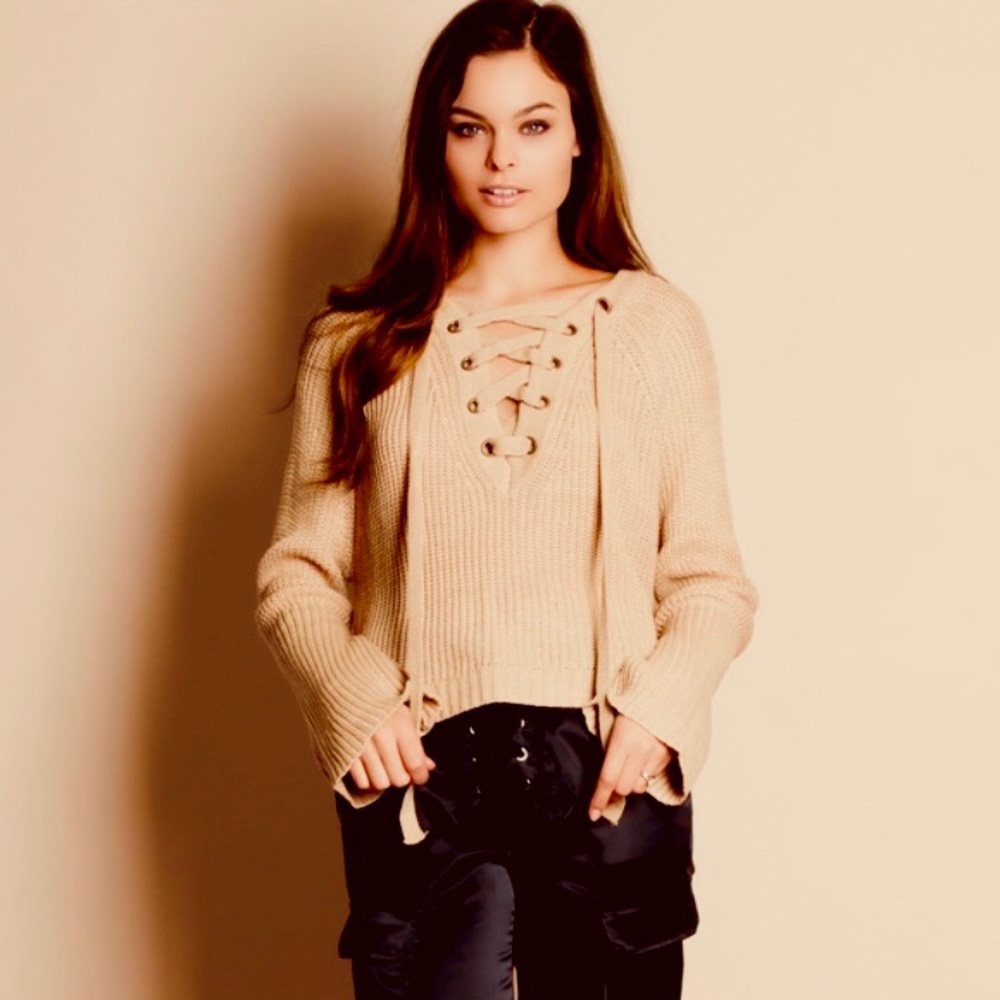 NWOT Yan  LaceUp V Neck Sweater with Long Flared Sleeves Size Large
